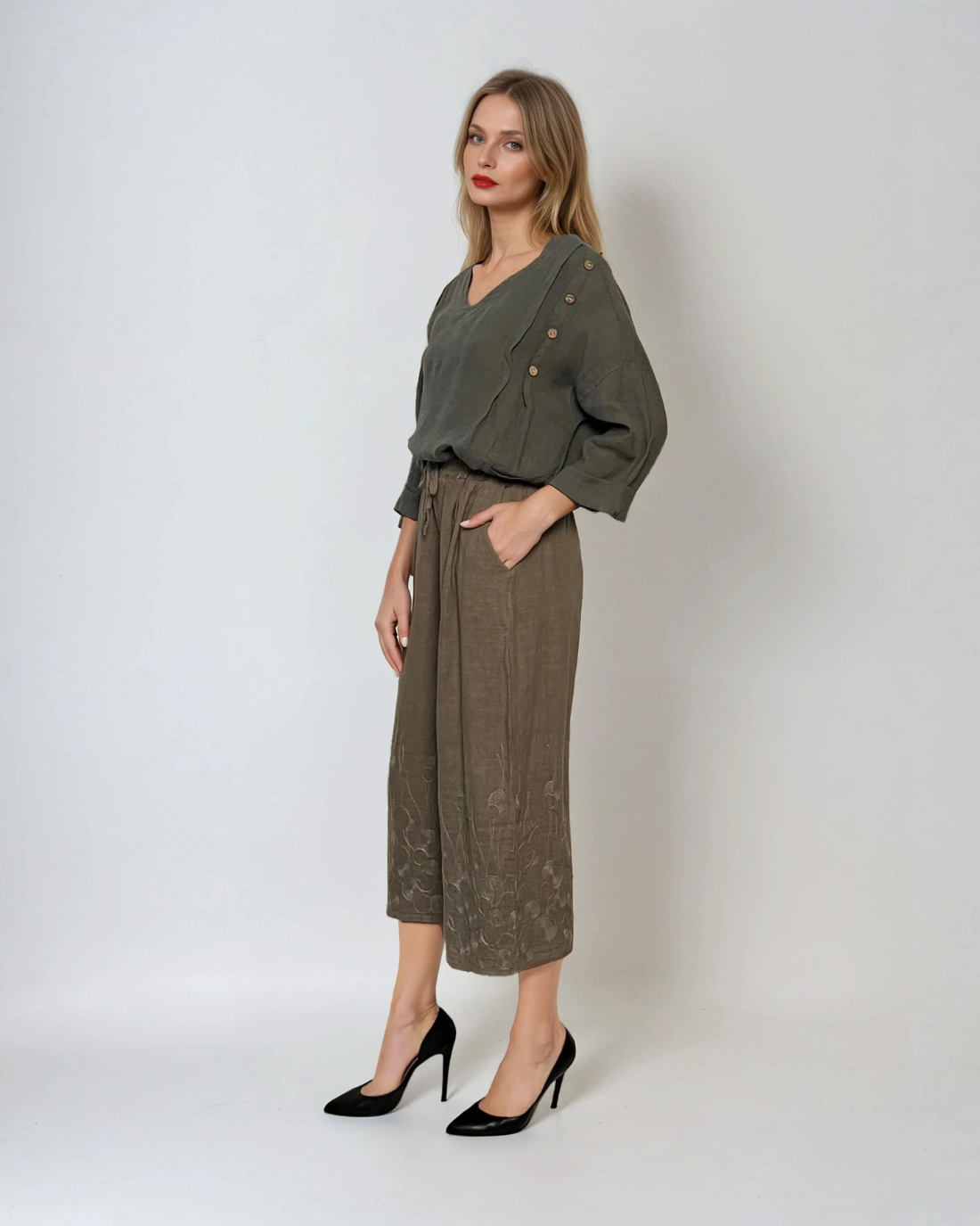 Pantaloni 3/4 din in cu broderie florală și buzunare grej 