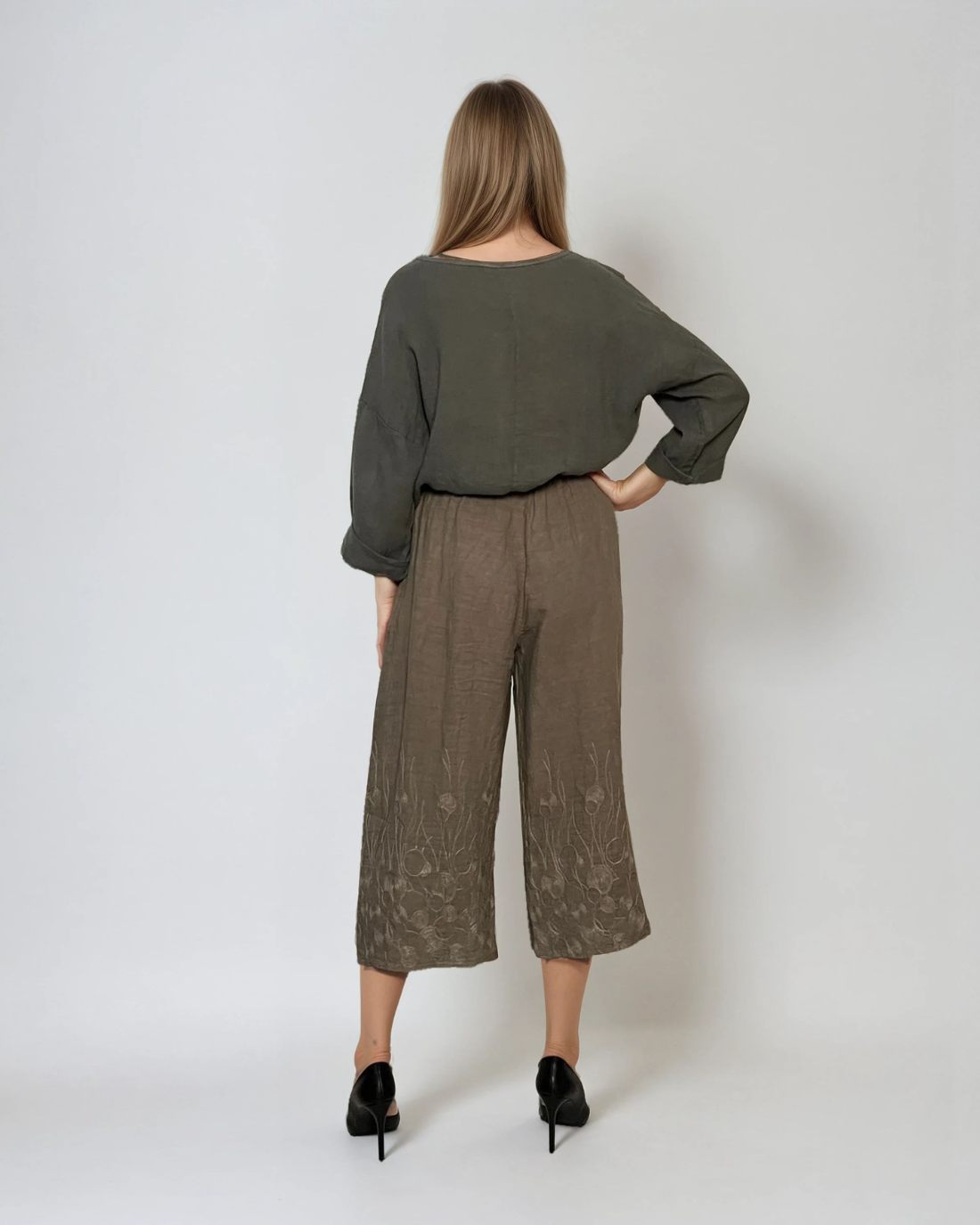 Pantaloni 3/4 din in cu broderie florală și buzunare grej 