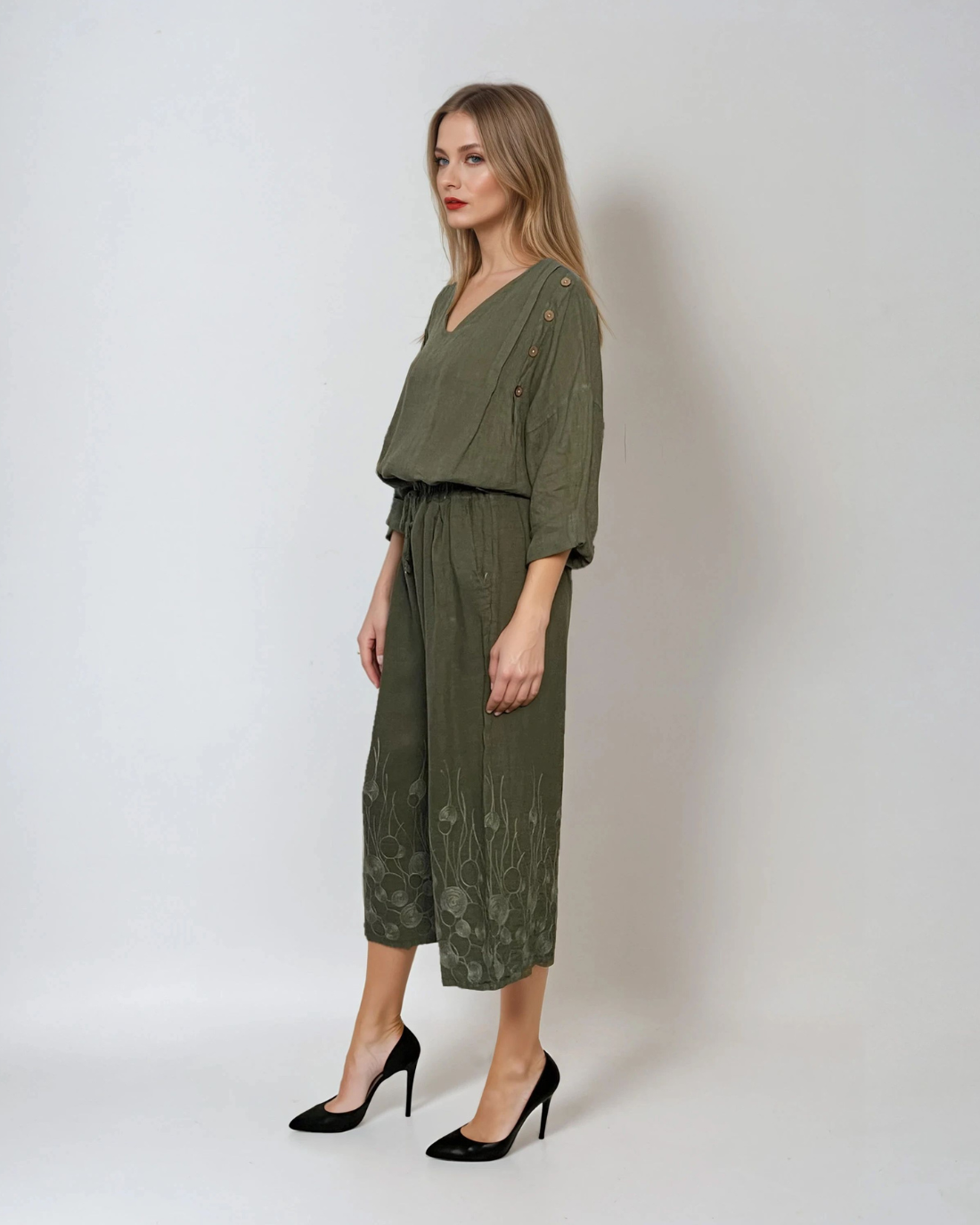 Pantaloni 3/4 din in cu broderie florală și buzunare kaki 
