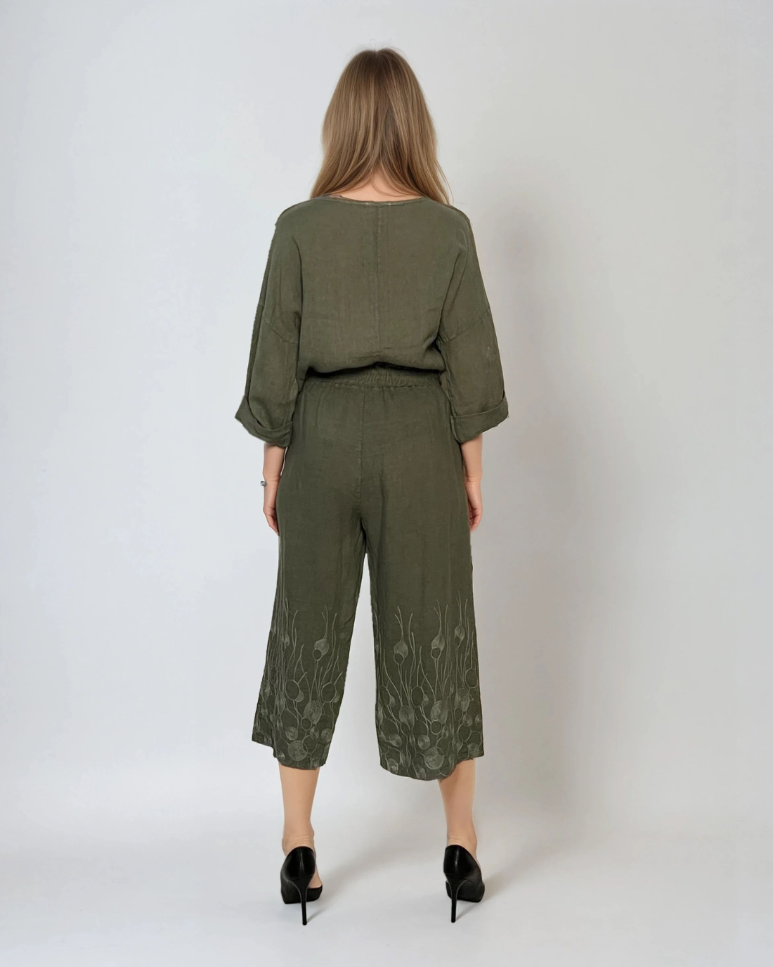 Pantaloni 3/4 din in cu broderie florală și buzunare kaki 