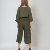 Pantaloni 3/4 din in cu broderie florală și buzunare kaki 