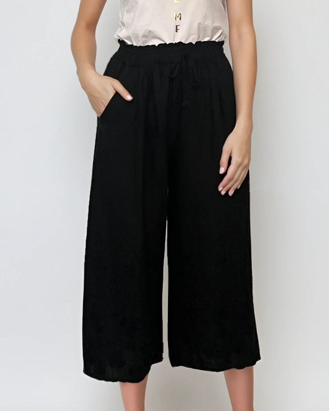 Pantaloni 3/4 din in cu broderie florală și buzunare negru 