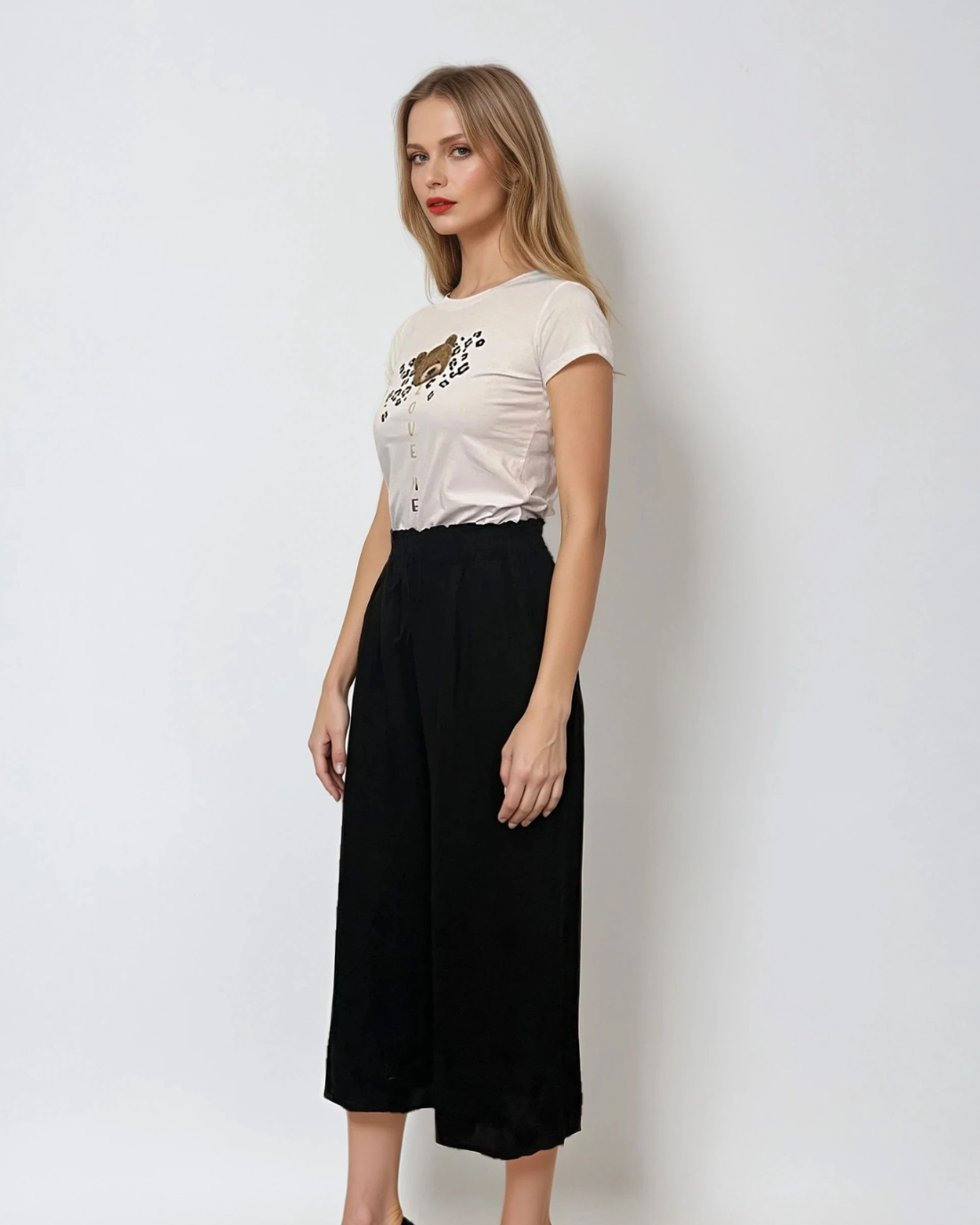 Pantaloni 3/4 din in cu broderie florală și buzunare negru 