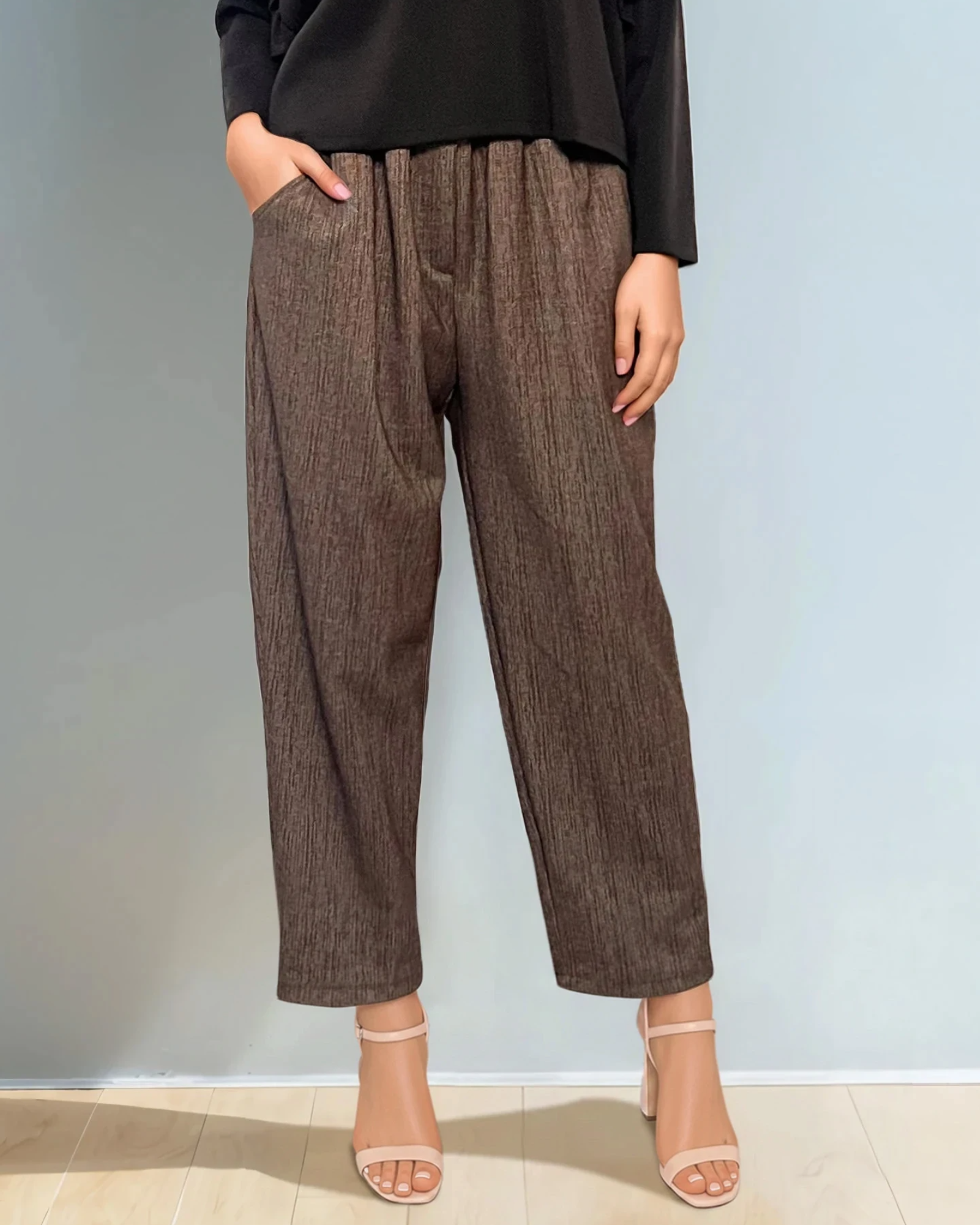 Pantaloni conici cu buzunare și pense maro 