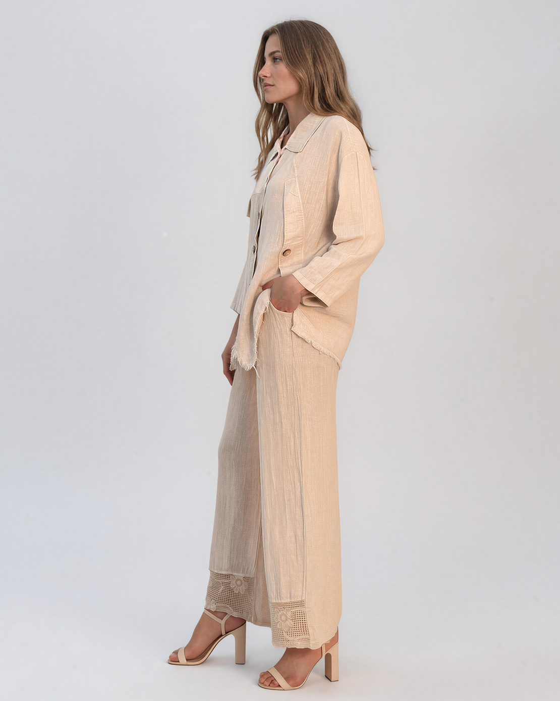 Pantaloni din in largi cu broderie jos crem PN009