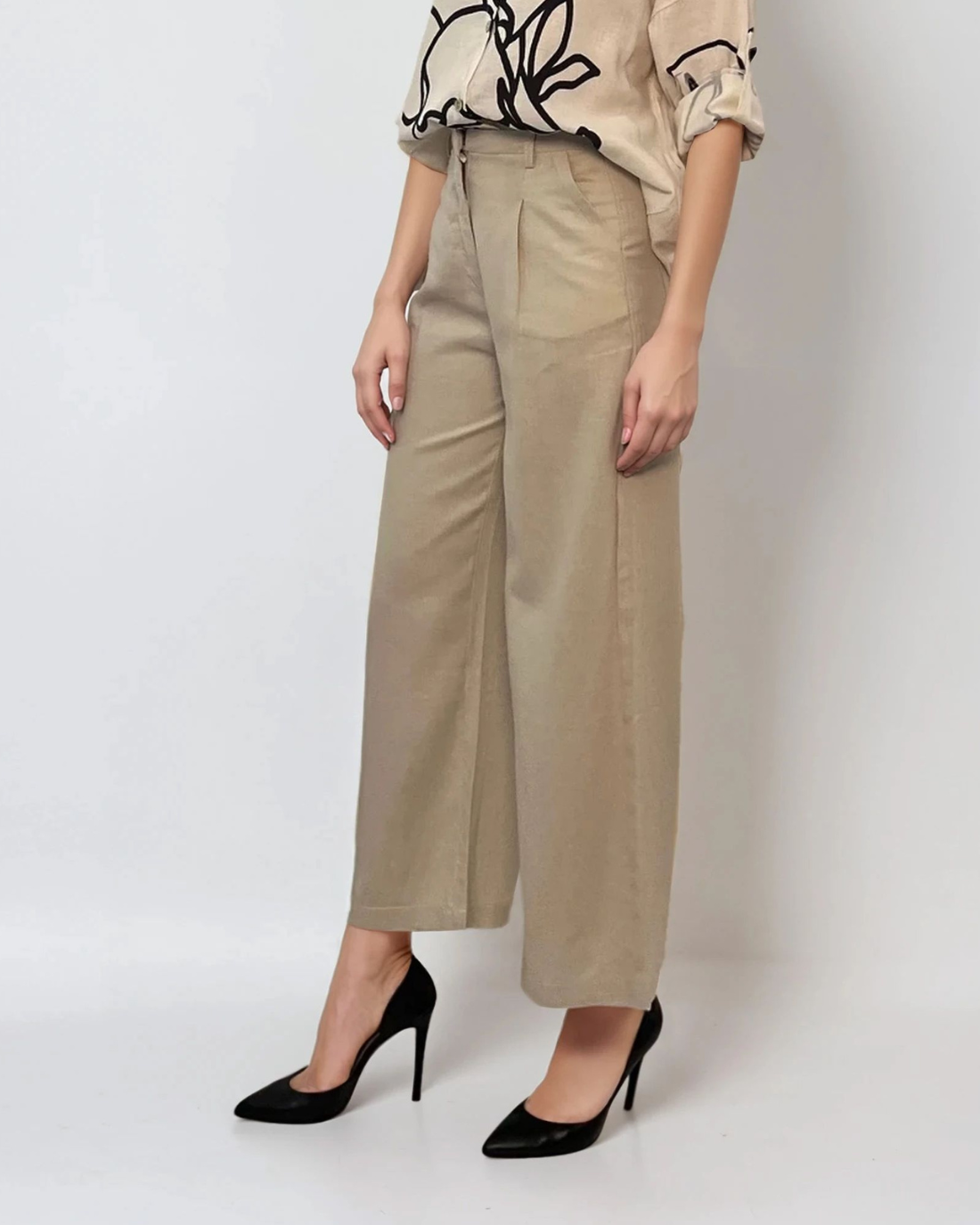Pantaloni evazați cu fermoar și buzunare beige 