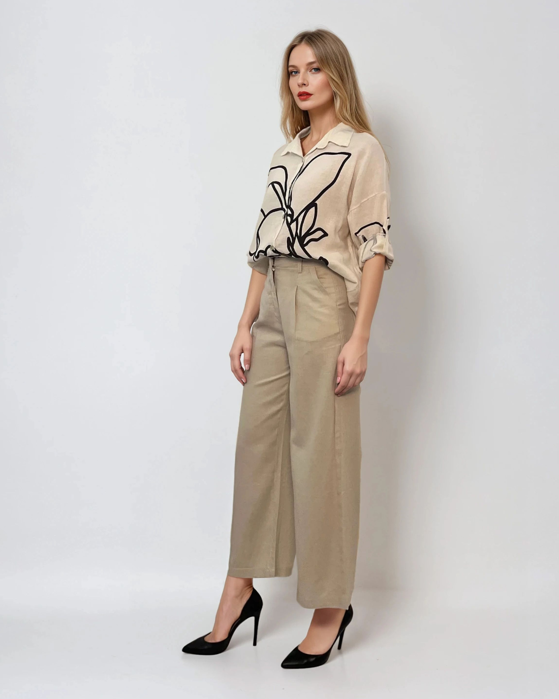 Pantaloni evazați cu fermoar și buzunare beige 