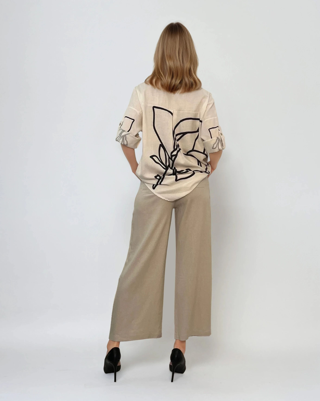Pantaloni evazați cu fermoar și buzunare beige 