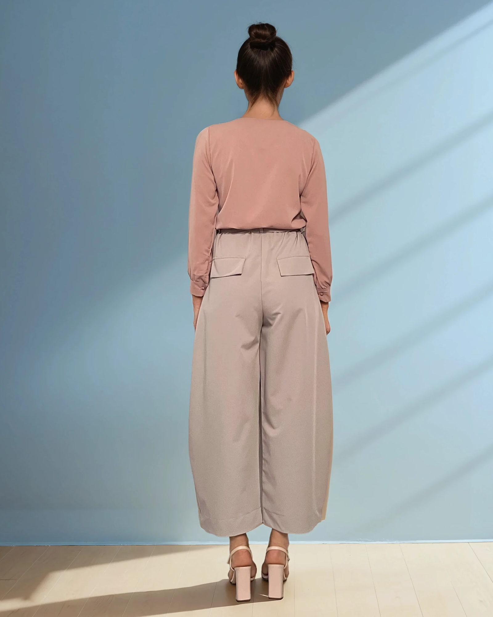 Pantaloni largi cu dungă și cordon crem 