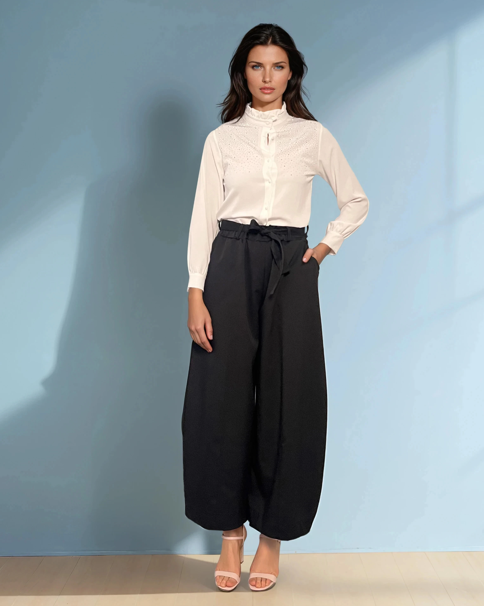 Pantaloni largi cu dungă și cordon negru 