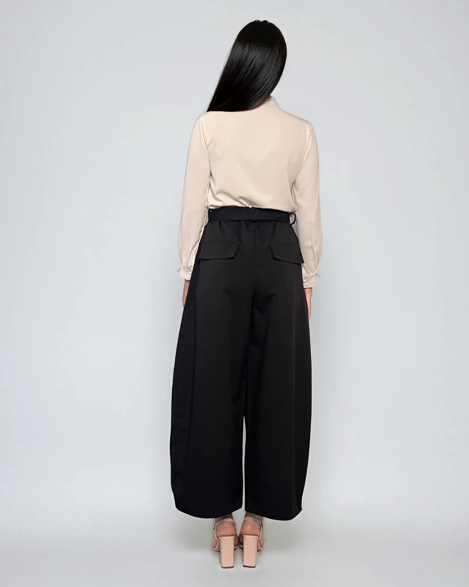 Pantaloni largi cu dungă și cordon negru 