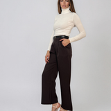 Pantaloni largi cu dungi fine şi pense maro PN093