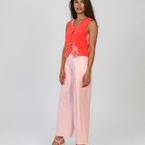 Pantaloni largi cu dungi și pense roz HL082