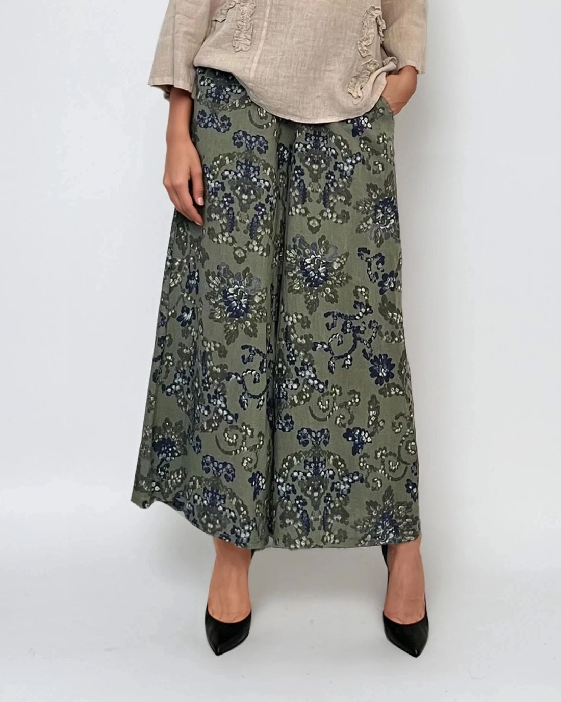 Pantaloni largi cu imprimeu floral kaki 