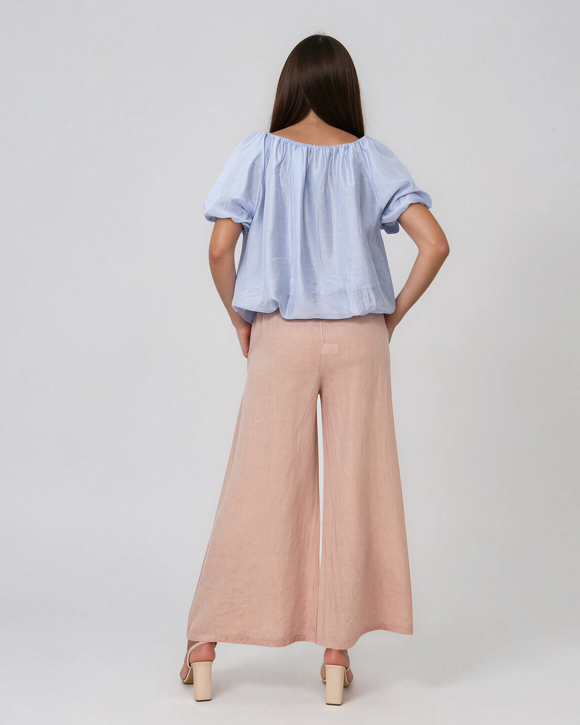 Pantaloni largi din material fin cu talie elastică roz PN060
