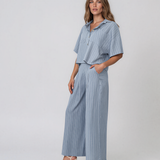 Pantaloni largi din vâscoză și in cu pense și dungi fine bleu HL179