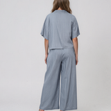 Pantaloni largi din vâscoză și in cu pense și dungi fine bleu HL179