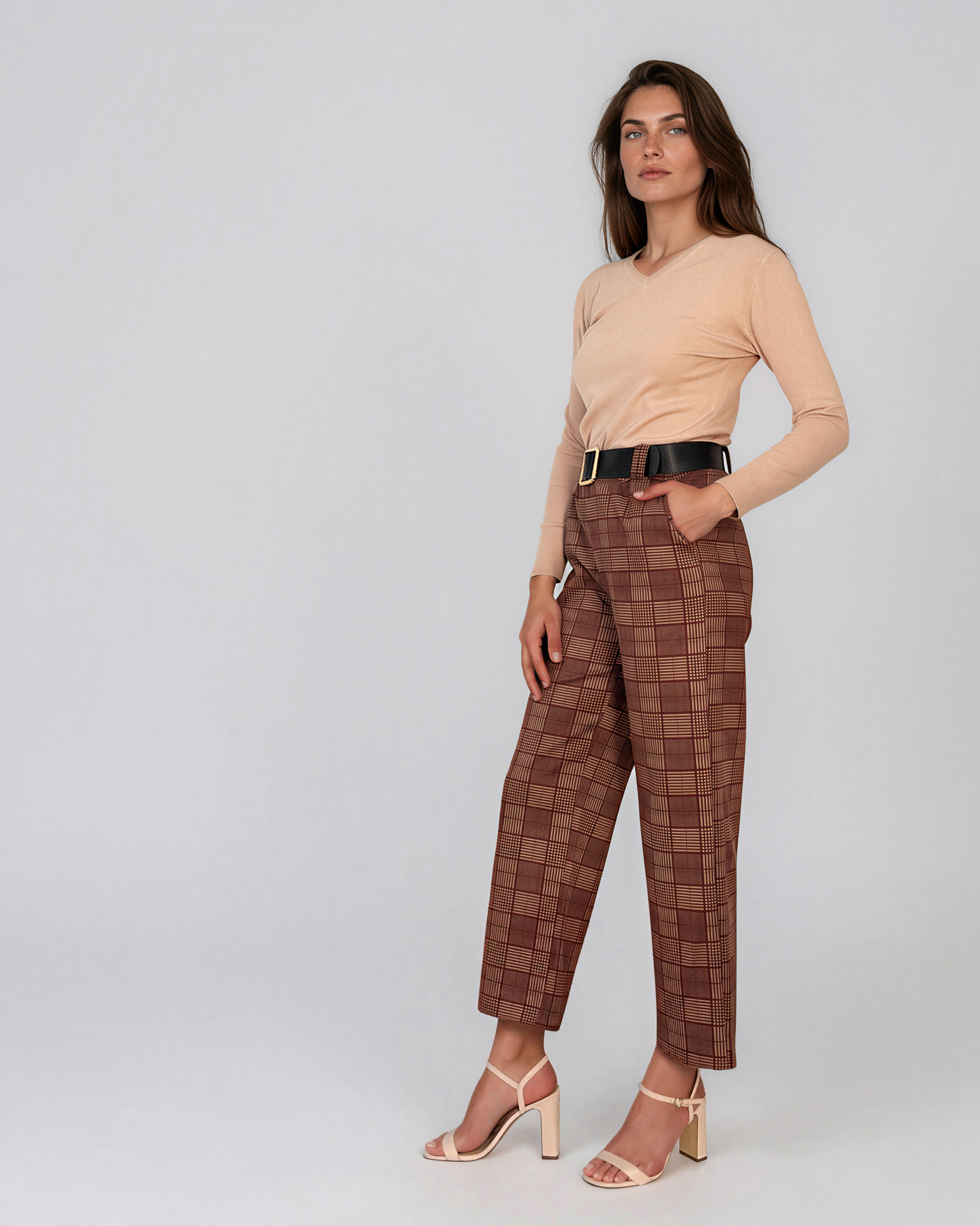 Pantaloni largi în carouri cu curea și buzunare maro HL222