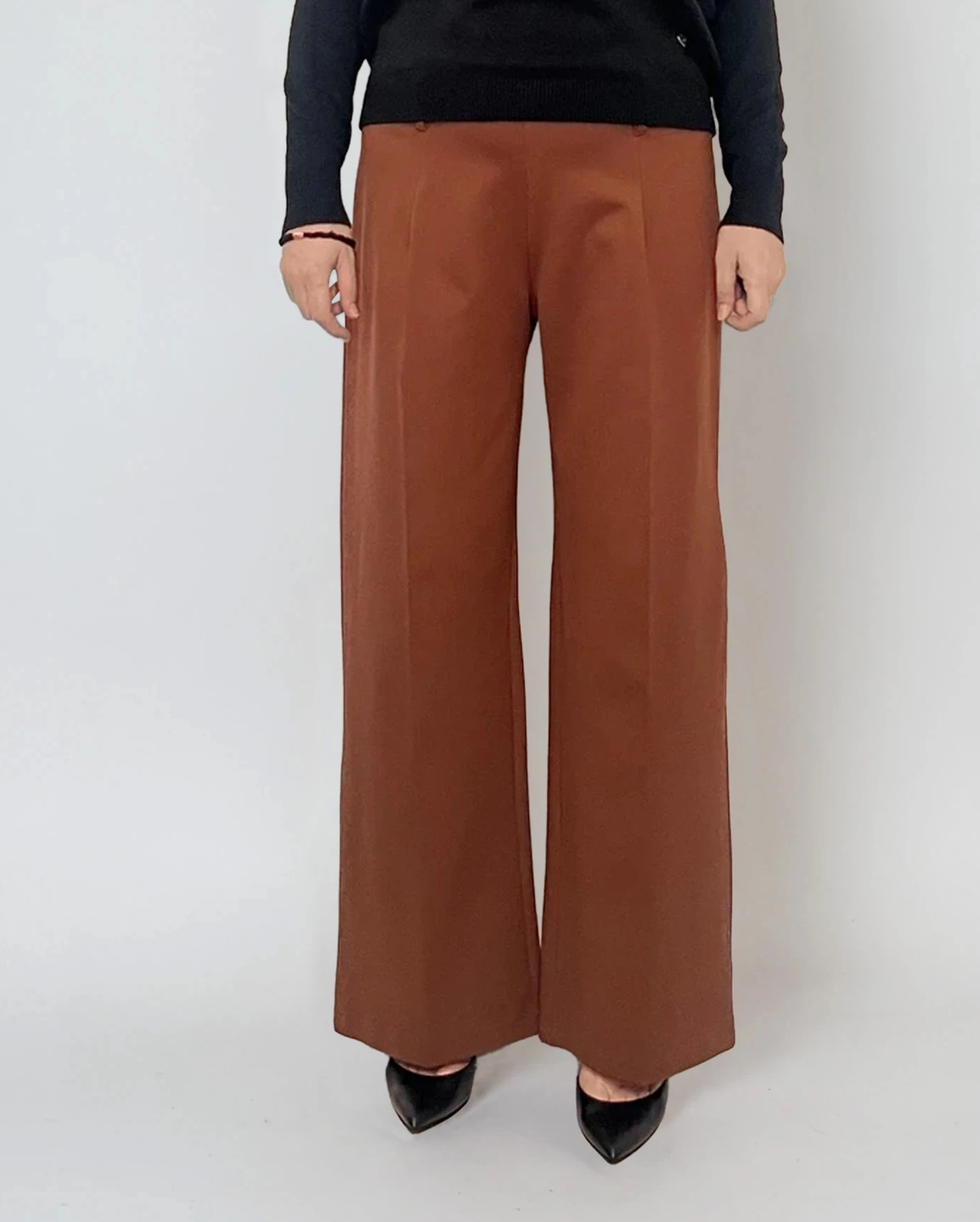 Pantaloni lungi cu pense și buzunare maro 