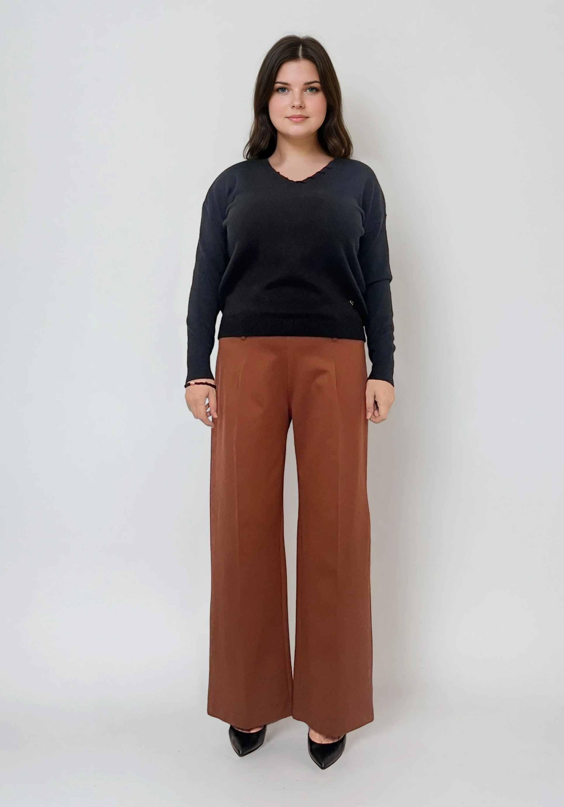 Pantaloni lungi cu pense și buzunare maro 