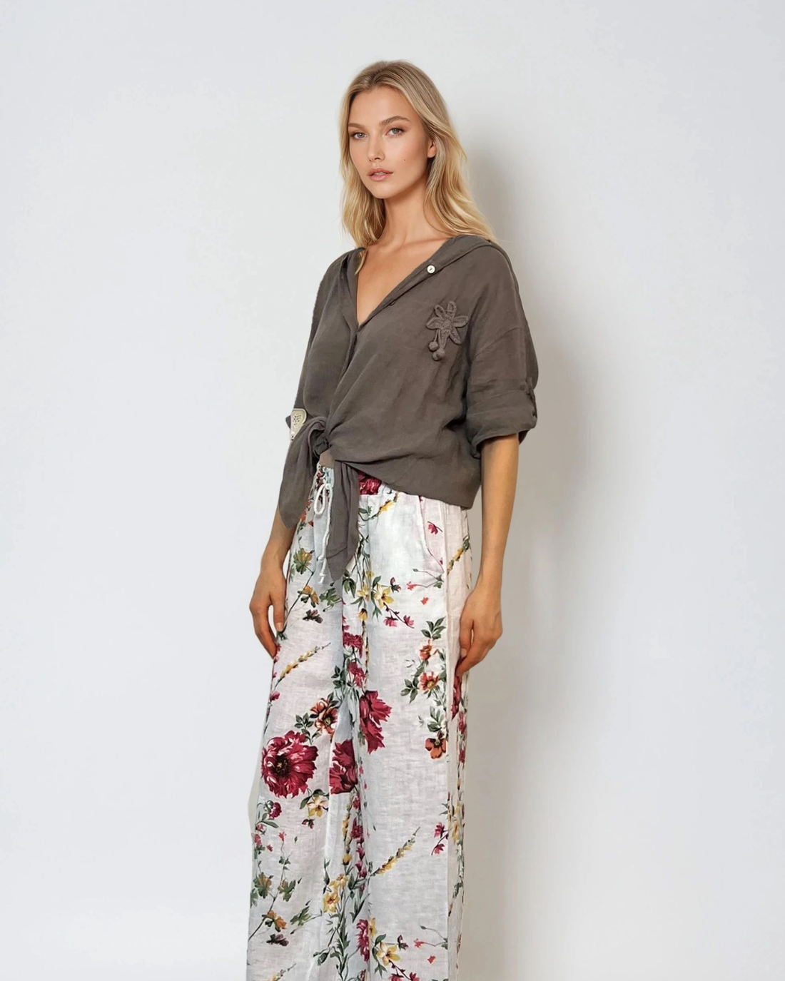 Pantaloni lungi cu print floral și buzunare alb 