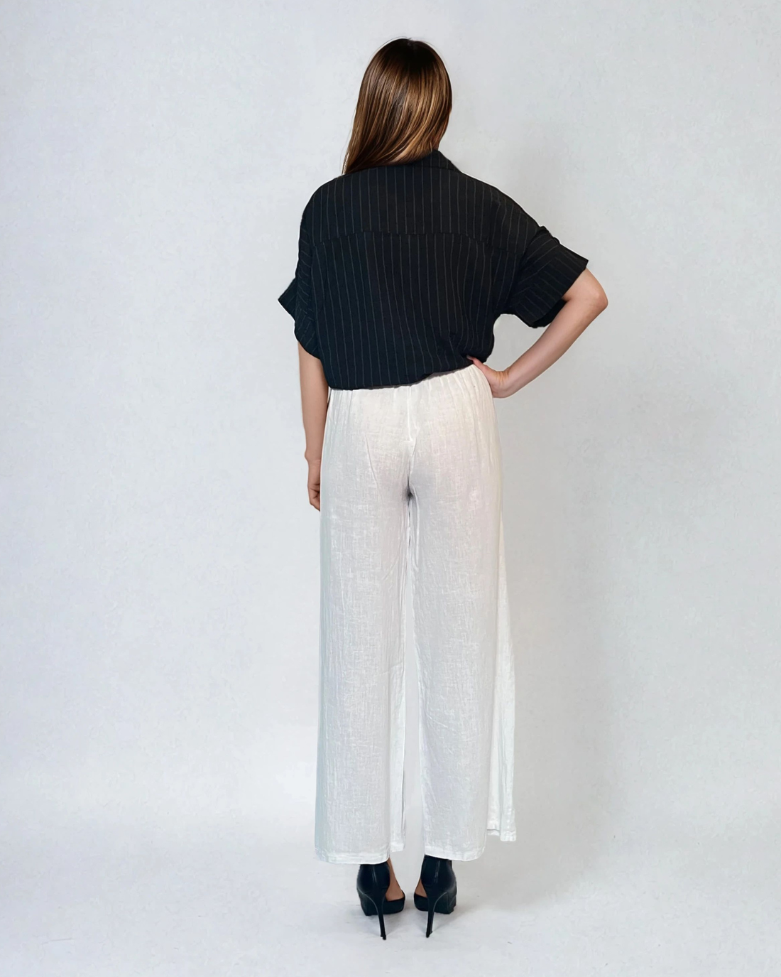Pantaloni lungi din in cu nasturi decorativi pe buzunare alb 