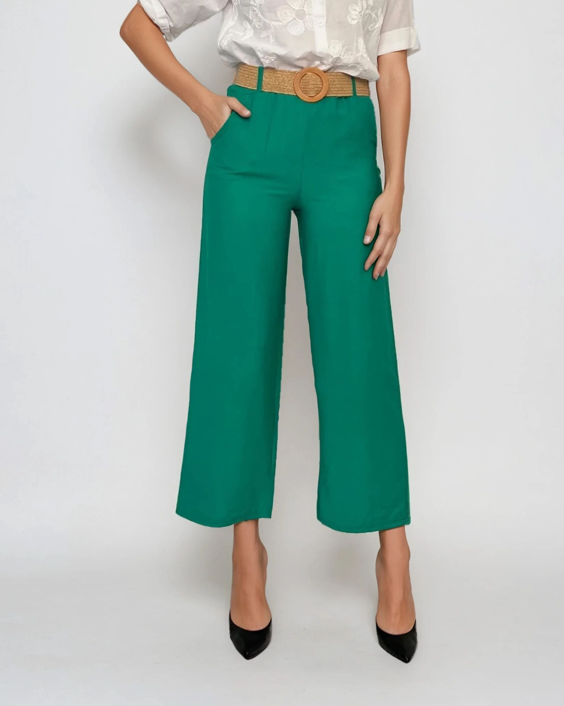 Pantaloni vaporoși cu buzunare și curea verde 