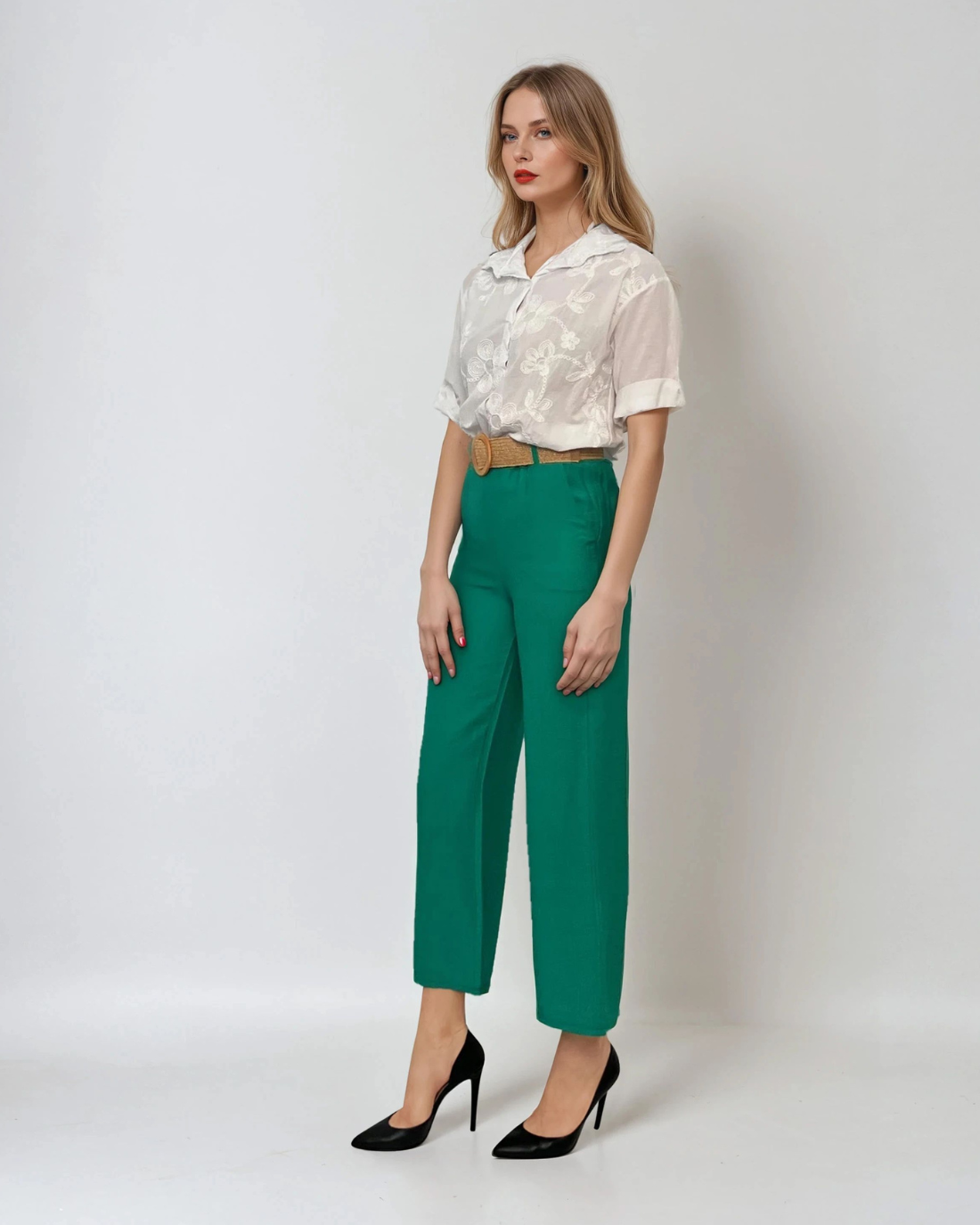 Pantaloni vaporoși cu buzunare și curea verde 