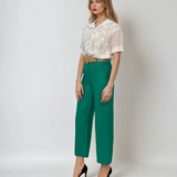 Pantaloni vaporoși cu buzunare și curea verde 