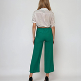 Pantaloni vaporoși cu buzunare și curea verde 
