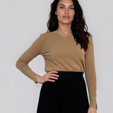 Pulover cu decolteu în V şi nasturi la manşete beige DY738