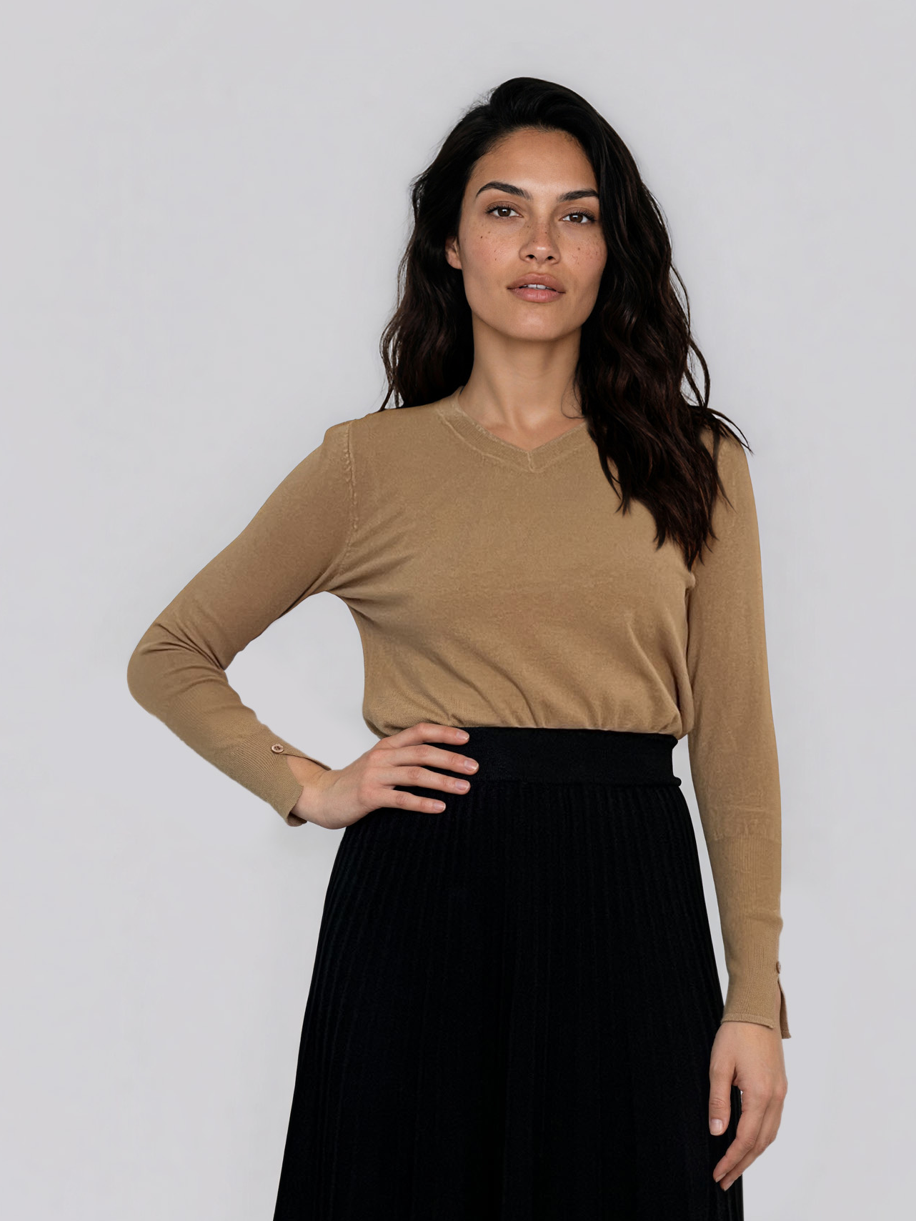 Pulover cu decolteu în V şi nasturi la manşete beige DY738