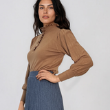 Pulover cu guler înalt cu volănaş şi nasturi perlaţi beige DY742
