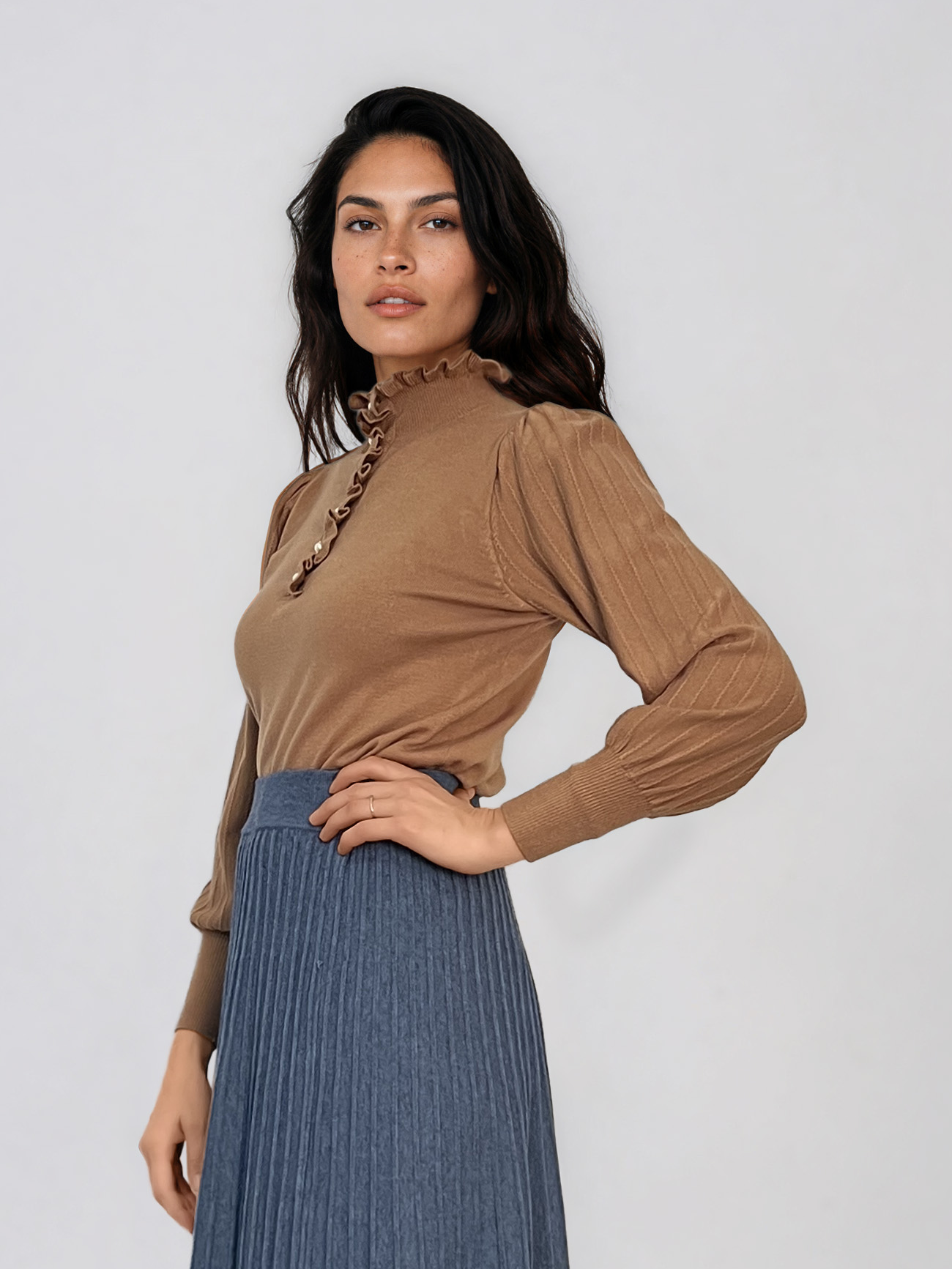 Pulover cu guler înalt cu volănaş şi nasturi perlaţi beige DY742