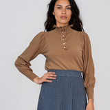 Pulover cu guler înalt cu volănaş şi nasturi perlaţi beige DY742