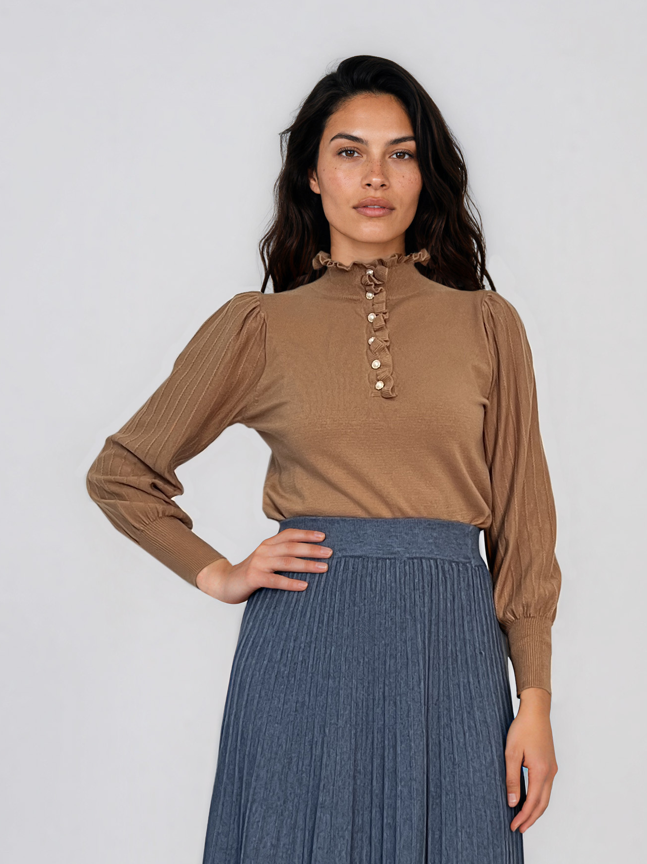 Pulover cu guler înalt cu volănaş şi nasturi perlaţi beige DY742