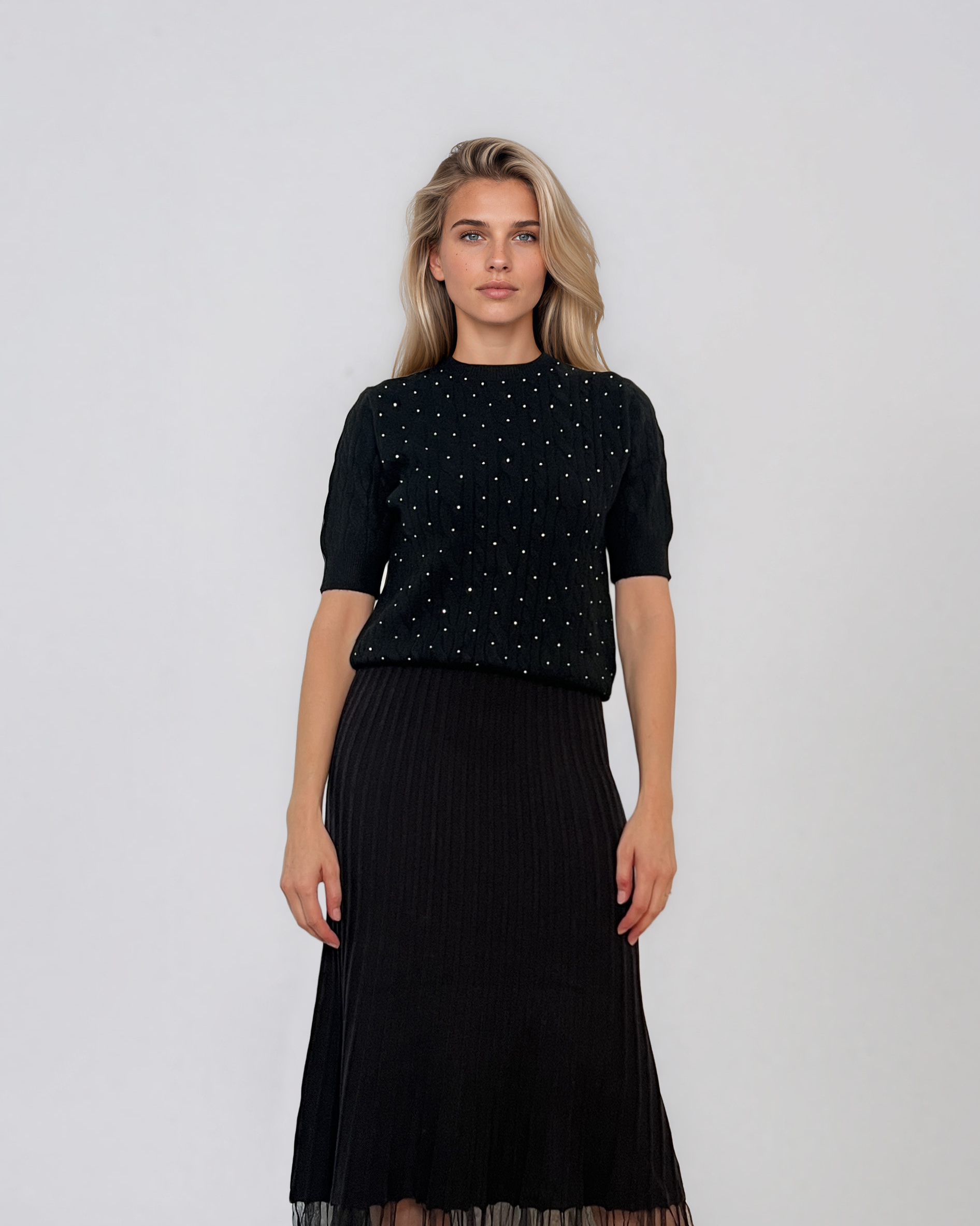 Pulover cu mânecă scurtă din tricot cu perle aplicate negru PN094