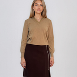 Pulover din tricot fin cu decolteu în V beige DY732
