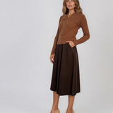 Pulover din tricot reiat cu decolteu în V camel PN131