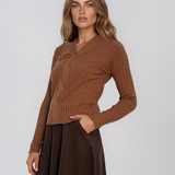 Pulover din tricot reiat cu decolteu în V camel PN131