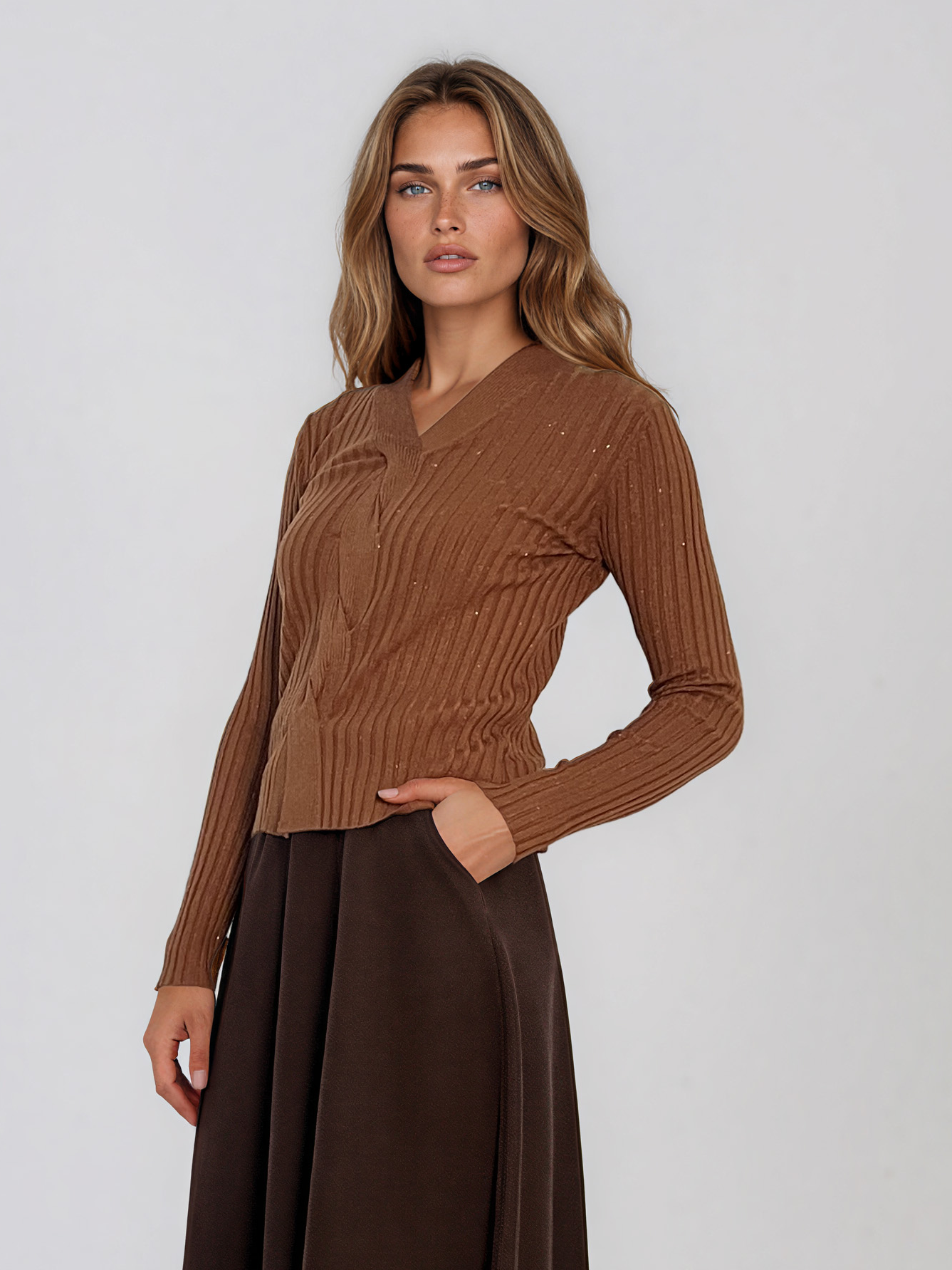 Pulover din tricot reiat cu decolteu în V camel PN131