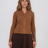 Pulover din tricot reiat cu decolteu în V camel PN131