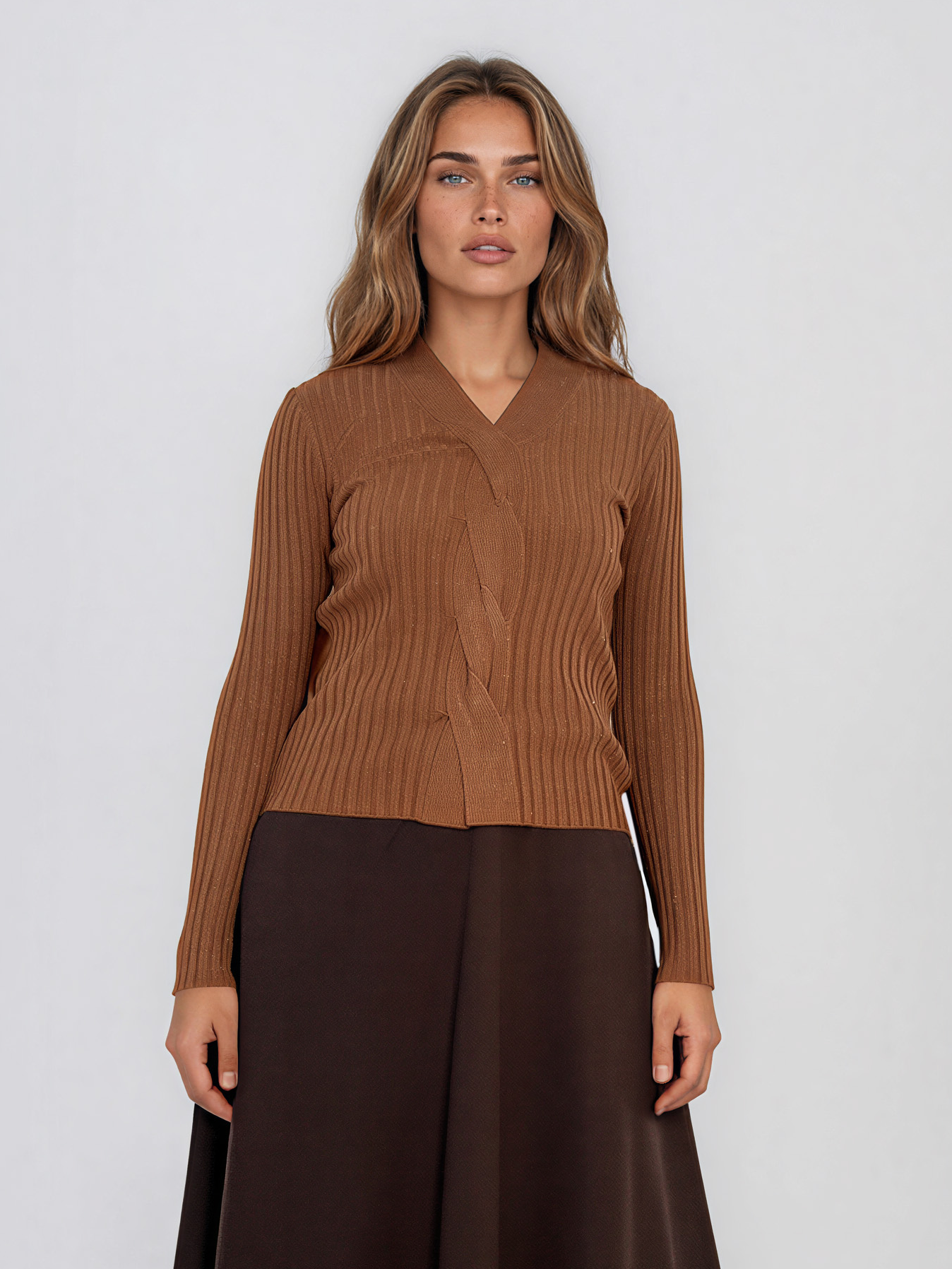 Pulover din tricot reiat cu decolteu în V camel PN131