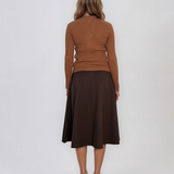 Pulover din tricot reiat cu decolteu în V camel PN131