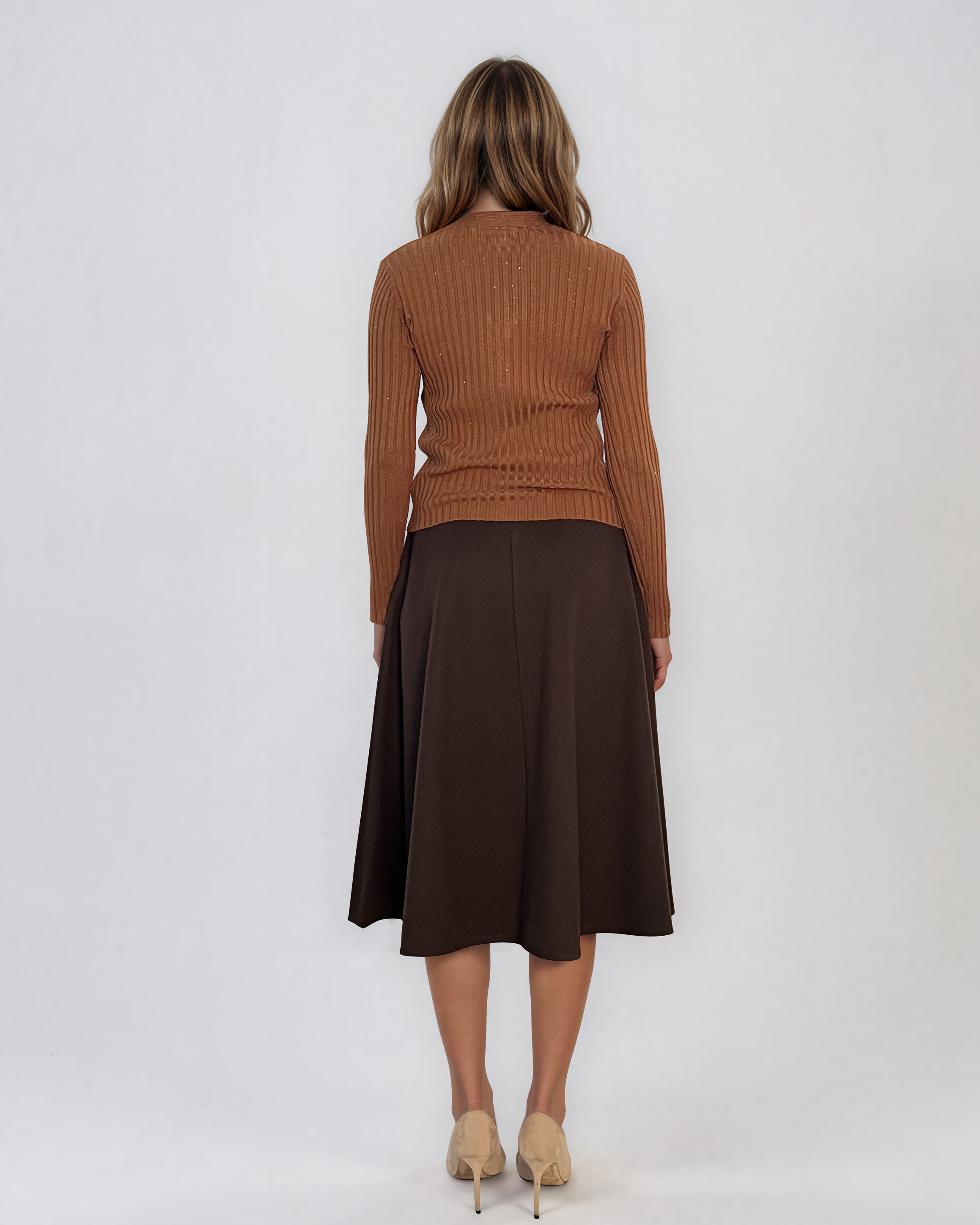 Pulover din tricot reiat cu decolteu în V camel PN131