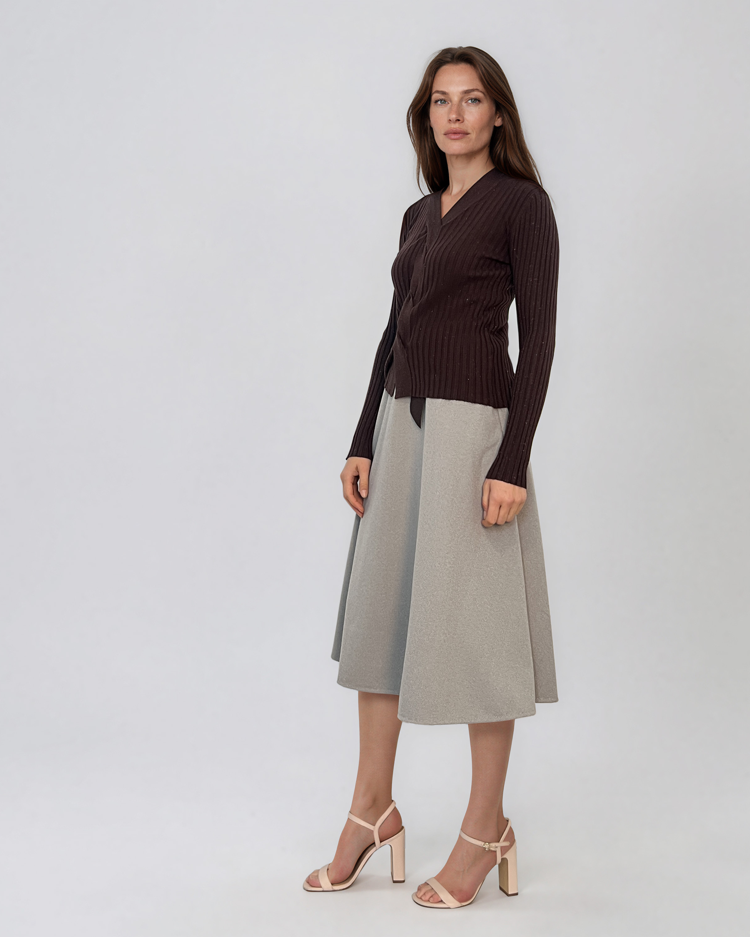 Pulover din tricot reiat cu decolteu în V maro PN131