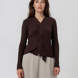 Pulover din tricot reiat cu decolteu în V maro PN131