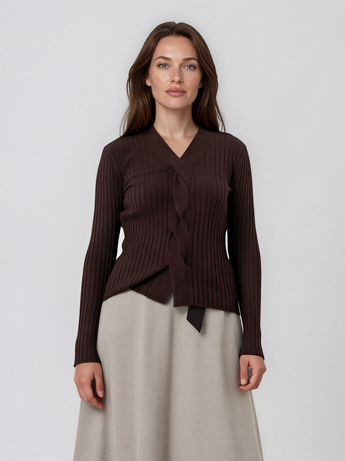 Pulover din tricot reiat cu decolteu în V maro PN131