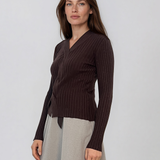 Pulover din tricot reiat cu decolteu în V maro PN131