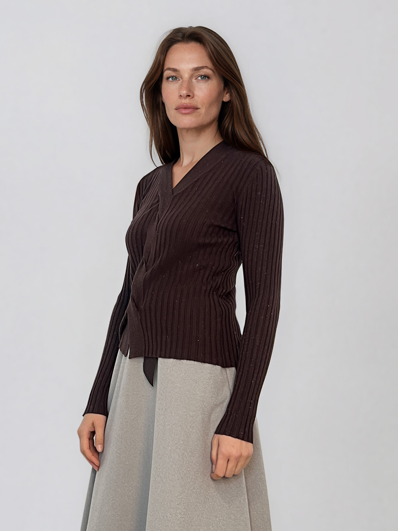 Pulover din tricot reiat cu decolteu în V maro PN131